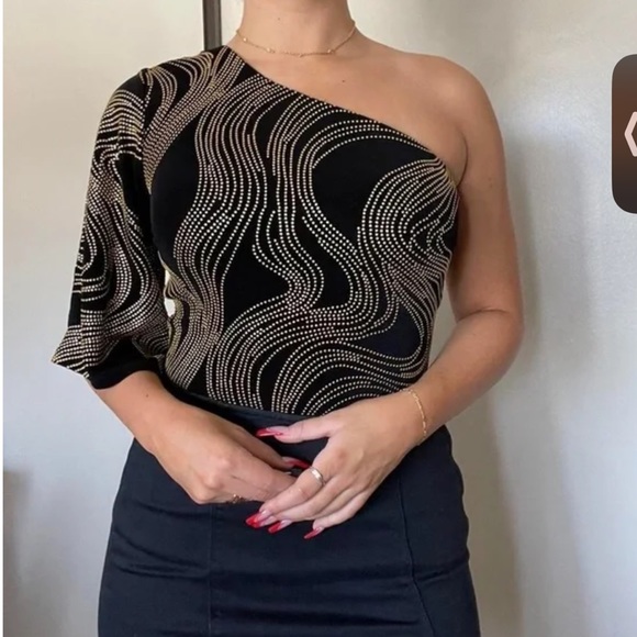 Cache Tops - NWOT 🎊 caché Party One shoulder top